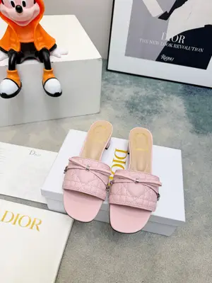 春夏新款Dior D-Lane 迪奧中跟拖鞋，經典風格。黑色牛皮革鞋面展示5D電秀藤格紋圖案，飾以金色飾面金屬 CD扣標誌，彰顯時尚氣質。加墊皮革內底打造舒適的穿著體驗，簡約的設計便於穿脫，打造休閒的造型。