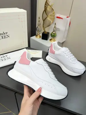 Alexander McQueen·亞歷山大麥昆🏆繫帶圓頭 低幫 生活休閒鞋 情侶鞋⛳️2025最新米蘭時裝週T臺走秀款，獨特個性的設計，上腳超有範，圓頭的設計讓腳趾得到完全的釋放。超下血本， 購入多雙原版，拆解復刻。超級爆款，專櫃品質！