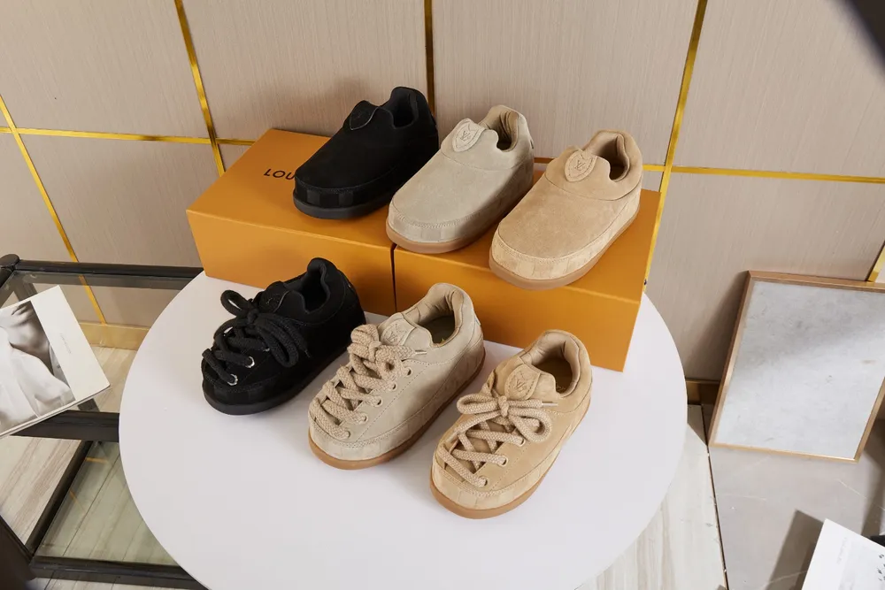 💰💰💰 爆款 🆕🆕🆕𝙇𝙑🔥新款上架🔥 Louis Vuitton 25ss ，LV聯名nigo YETI 胖丁 醜萌，眾多網紅明星紛紛開秀上腳 ， 經典百搭的單品 面料：進口高絲光牛反絨。內裡：高階彈力網布，原版開模大底