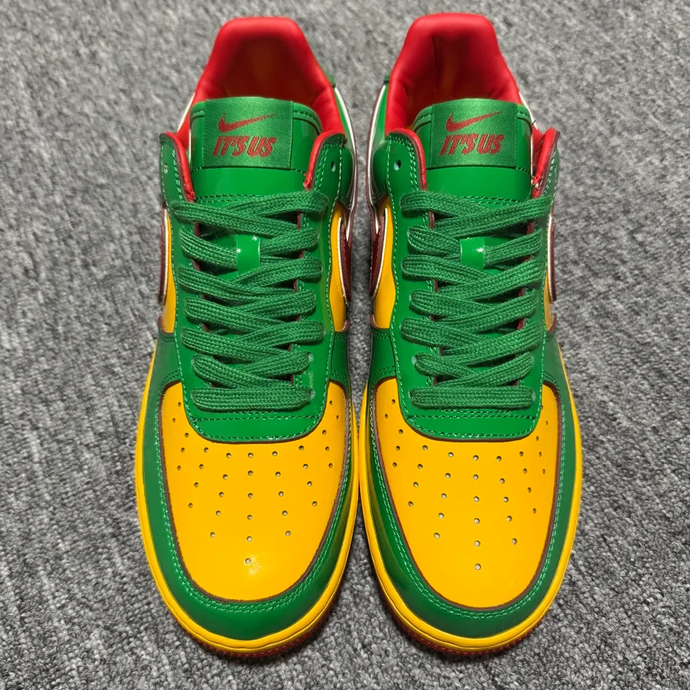 💰720 純原 Li Yachty x NK Air Force 1 Low 聯名款空軍一號低幫休閒板鞋 IH4383-300 市售最高版本 高階外貿零售專供品質 眼前這雙全新聯名配色的靈感來源於Lil Yachty在2023年科切拉音樂