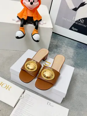 春夏新款Dior D-Lane 迪奧中跟拖鞋，經典風格。黑色牛皮革鞋面展示5D電秀藤格紋圖案，飾以金色飾面金屬 扣標誌，彰顯時尚氣質。加墊皮革內底打造舒適的穿著體驗，簡約的設計便於穿脫，打造休閒的造型。
