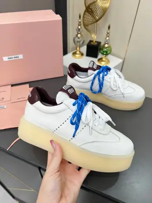 Miu miu 繆繆2025新款休閒小白鞋，各大品牌中脫穎而出的四季鞋🥇🎖顏值擔當火爆款髒髒鞋，不得不入的一款～做舊時尚，簡約高階 隨意搭配上腳非常舒適，年度必入款！