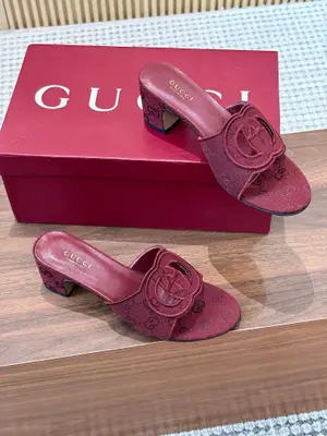 [P620]GuCCl 新款高跟涼拖鞋每個細節皆經過精心細緻打造，採用別具一格的鞋跟彰顯出眾魅力。煥新系列呼應近斯系列展現的格調，通過復古審美和現代風尚，將不同時代融會貫通！
