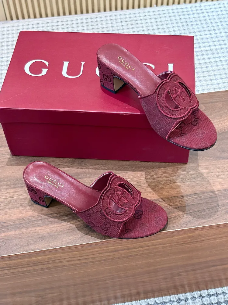 [P620]GuCCl 新款高跟涼拖鞋每個細節皆經過精心細緻打造，採用別具一格的鞋跟彰顯出眾魅力。煥新系列呼應近斯系列展現的格調，通過復古審美和現代風尚，將不同時代融會貫通！