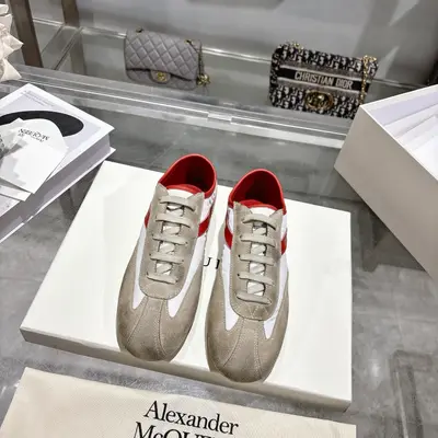 🌼26ss最新Alexander McQUEEN，Boxe運動鞋、復古德訊鞋😎流暢圓頭廓形，採用尼龍+牛反絨做舊皮革材質打造，配有輕柔襯墊，兼具結構感與柔韌舒適版型。縫線細節設計，側面飾有標誌性McQueen標誌。搭配輕質橡膠鞋底，配以