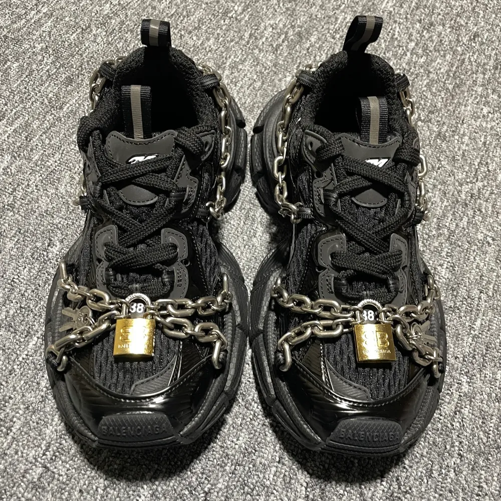 Balenciaga 巴黎世家 3XL Chain 鎖鏈款 復古老爹鞋 巴黎世家十代 官方全套配件鞋盒 鞋帶 防塵紙配套齊全 尺碼：35 36 37 38 39 40 41 42 43 44 45 46 注意：尺碼偏大 編號：60OGTT6