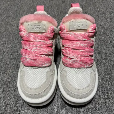 💰650   平臺外貿專供 UGG Lowmel 梅爾 粗鞋帶款 雪地靴 麵包鞋 1144032 十年品牌製鞋代工廠生產線出品 注重每一處細節 隆豐A級真羊皮毛一體 完全遵循ZP工藝流程打造 內增純白加粗鞋帶一副 售後需配件完整 尺碼：3