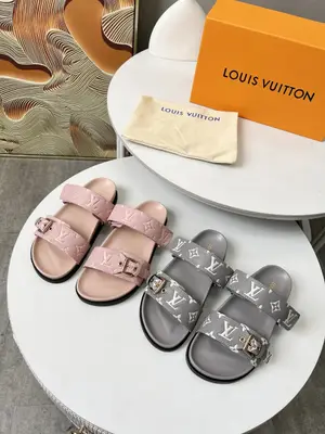 Louis Vuitton路易威登春夏新款拖鞋火爆上市，1:1高階定製，秒殺一切仿品，原版開模LOGO裝飾，既時尚又美觀，面料:進口壓花牛皮，內裡羊皮，精美原版鞋楦，大底原版開模，鞋底加水臺4釐米。碼數35—42,多色可選帶圖下單，P580