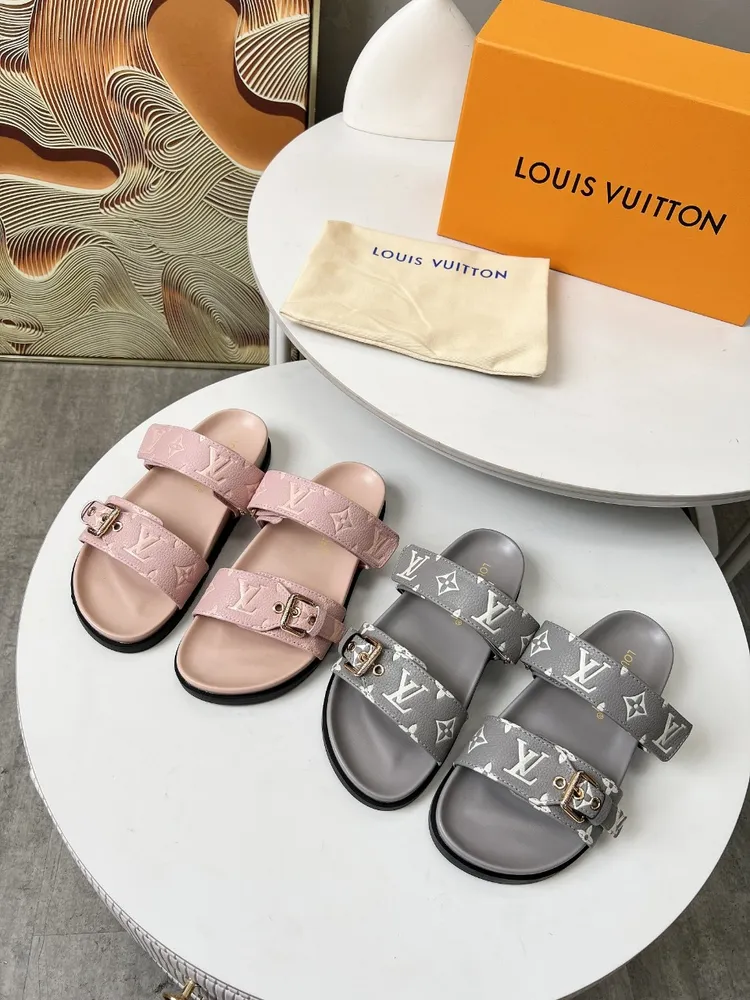 Louis Vuitton路易威登春夏新款拖鞋火爆上市，1:1高階定製，秒殺一切仿品，原版開模LOGO裝飾，既時尚又美觀，面料:進口壓花牛皮，內裡羊皮，精美原版鞋楦，大底原版開模，鞋底加水臺4釐米。碼數35—42,多色可選帶圖下單，P580