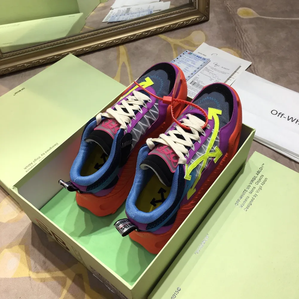出廠640💰 OFF街頭潮流高階時尚品牌，由Virgil Abloh創立潮人必備單品！鞋底太有趣了，像熔岩一樣。腳感像彈簧一樣，特別舒服。 磨砂牛皮拼接透氣網布，最有特色的熔岩大底。 OFF-WHITE c/o ODSY-1000 球鞋配