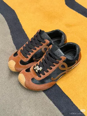 2026S 年Loewe芭蕾舞鞋馬年限定款	Ballet Runner	特別款馬年限定毛茸牛皮革運動鞋金屬駿馬掛飾