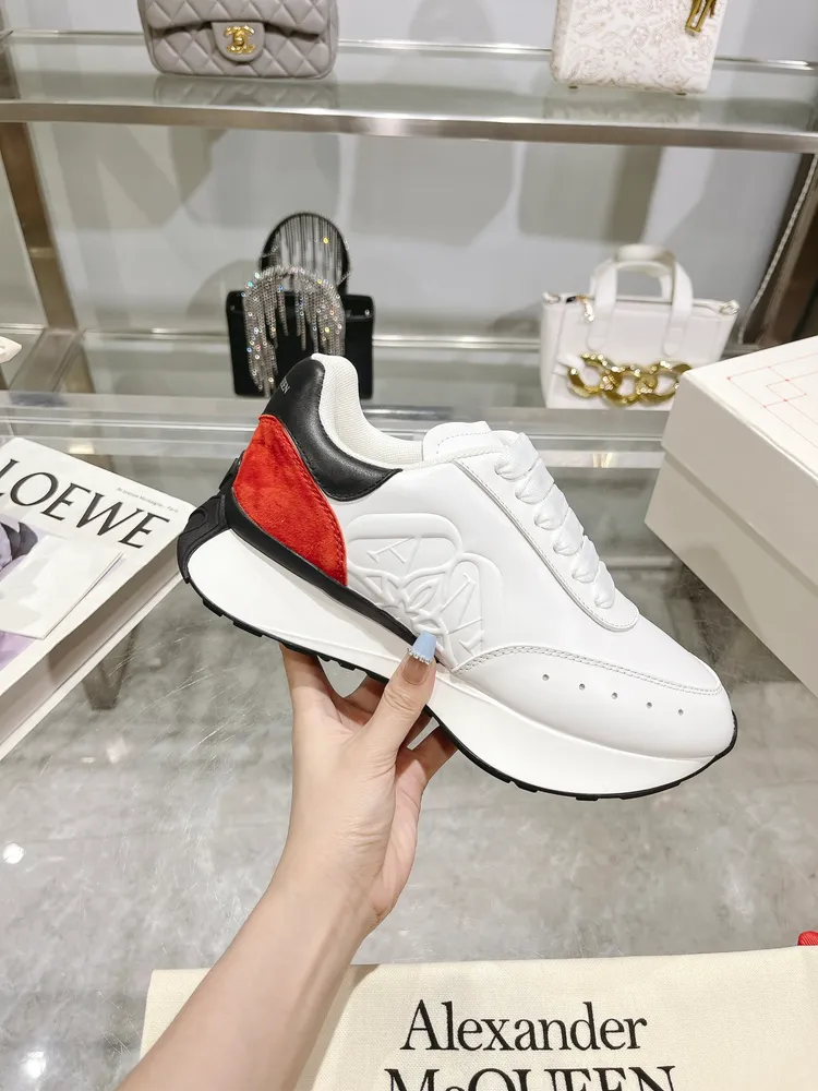 p710 ALEXANDER MCQUEEN/亞歷山大麥昆 2024春夏男Sprint運動情侶款 鞋側面飾有時尚個性字母seal Logo標誌 內裡網 牛皮墊腳，不脫層不褪色，最新精美全套包裝 另配有一幅鞋帶 35-45