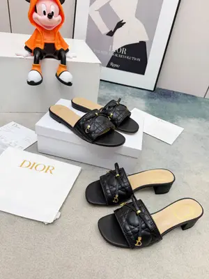 春夏新款Dior D-Lane 迪奧拖鞋，經典風格。黑色牛皮革鞋面展示5D電秀藤格紋圖案，飾以金色飾面金屬 CD扣標誌，彰顯時尚氣質。加墊皮革內底打造舒適的穿著體驗，簡約的設計便於穿脫，打造休閒的造型。