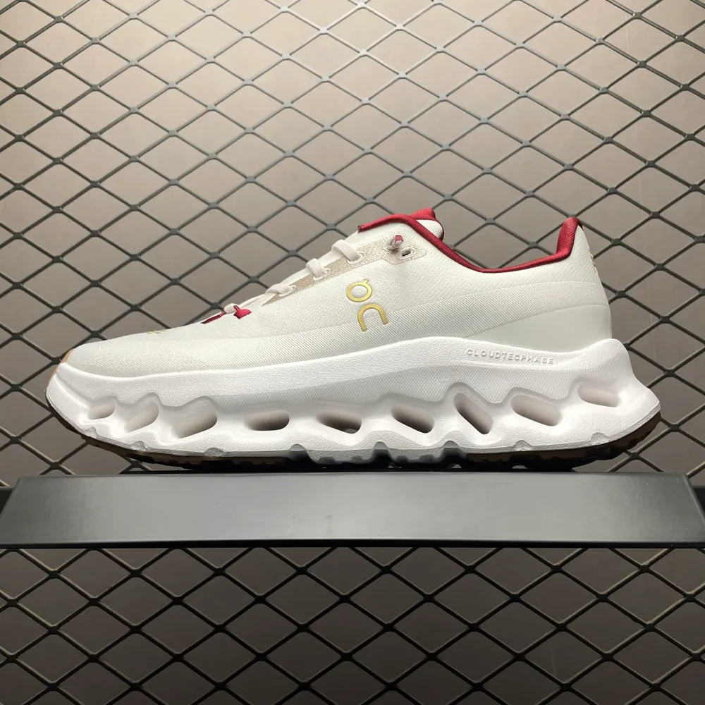 💰560  純原 ON 昂跑 Cloudtilt 系列 鞋面採用一體成型布料  有彈性非常透氣 鞋底是鏤空設計 運用了CLOUDTILT專利技術 彈力十足  毫無負重感 適合日常長距離行走或者休閒旅遊 跑步 尺碼：36 36.5 37.5