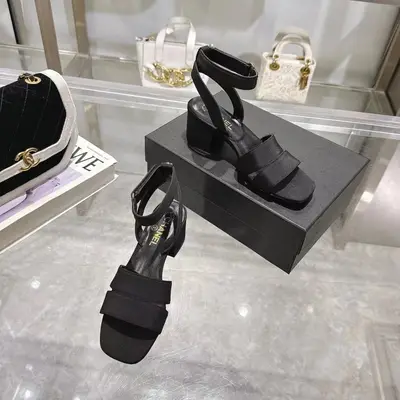 𝐂𝐇𝐀𝐍𝐄𝐋★小香 春夏新品 專櫃新款涼鞋電繡凌格永不褪去的經典元素 💋展現與眾不同的穿搭風格美到無話可說 夏季必入款……     鞋面：進口羊皮/針織面料