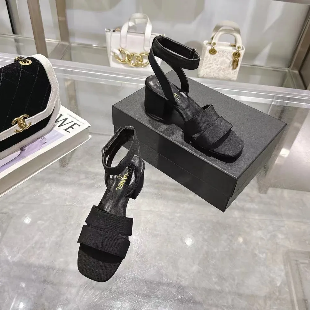 𝐂𝐇𝐀𝐍𝐄𝐋★小香 春夏新品 專櫃新款涼鞋電繡凌格永不褪去的經典元素 💋展現與眾不同的穿搭風格美到無話可說 夏季必入款……     鞋面：進口羊皮/針織面料