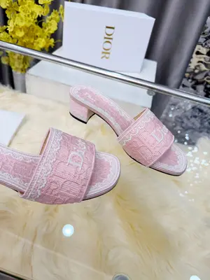 Dior 2026春夏系列中跟拖鞋，精緻優雅。鞋面5D設計，Dior標誌超有辨識度，日常或度假都能輕鬆駕馭。Oblique壓紋是Dior經典元素，搭配蕾絲刺繡，法式浪漫氛圍感拉滿！鞋底輕便，長時間穿也不累，實用又時髦，是春夏必入單品～