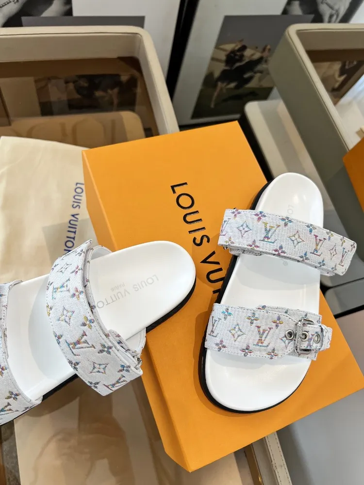 Louis Vuitton路易威登新款拖鞋火爆上市，1:1高階定製，秒殺一切仿品，原版開模LOGO衝孔裝飾，既時尚又美觀，面料:小牛皮，羊皮，精美原版鞋楦，大底，鞋底加水臺4釐米。碼數35—42,  多色可選帶圖下單，P560歡迎傳圖砸單，