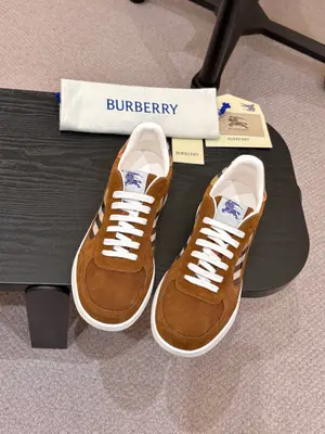 女款660元！ Burberry2025爆款出爐，歷經三年經典格子迴歸，百搭，裝飾精紡 Burberry 格紋圖案。搭配網眼內襯和格紋鞋帶，橡膠鞋底飾有典藏 Burberry 字母徽標。來自 Burberry 經典之作系列，以鮮明品牌風格詮