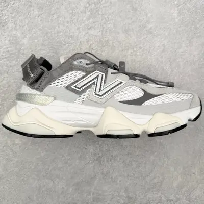 💰590 New Balance NB9060 Summer Raincloud 穆勒半拖涼鞋舒適貼合支撐生活休閒鞋 新百倫又帶來了新鞋型 並且是與芝加哥街頭品牌 Joe Freshgoods 的聯名款 鞋身主體採用了類似 990 系列的