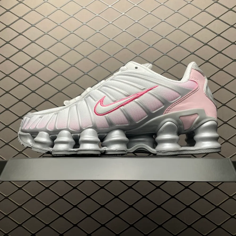 💰530 外貿專供 NK Shox TL 氣柱復古跑鞋 HV2520-001 該款保留了早期復古外形 鞋身整體以皮革打造 獨具潮流氣息 圓點前掌底紋帶來極強摩擦力 氣柱穩穩支撐後掌 堪稱復古跑鞋的最高科技 尺碼：36-46 編號：23TD