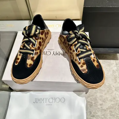 新款吉米周 JIMMY CHOO ，獨家發售，工廠價格批710、原版大底休閒小白鞋，採用最新工藝設計，立體感強👍多種工藝融合一起，顛覆時尚，超級有型！搭配超美。原版一比一