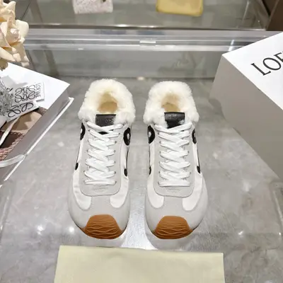明星私服同款|LOEWE的德訓鞋也太好搭了吧楊冪和周雨彤近期上腳的這雙LOEWE Flow Runner黑棕德訓鞋真的太戳了!低調的棕黑色牛皮革拼接鞋面，搭配做舊感橡膠底，日常穿既輕便又耐穿。兩人都用它搭配了直筒牛仔褲+短款針織衫，瞬間拉長