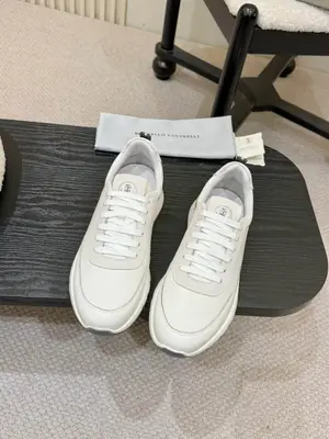💰670元！Brunello Cucinelli，2026ss新款休閒運動鞋出貨。新材料、豐富色彩和雅緻細節重新定義了這款運動鞋的風格。鞋面的粒面小牛皮洋溢著復古的品味，與嵌飾呈現出的輕微不規則相得益彰。季節性顏色鞋面與白色鞋底打造明顯對