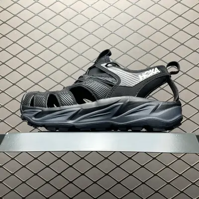 💰550 Hoka One One Hopara 戶外機能山地涼鞋 1106534 BDSD 鞋型從外觀就給人強烈的戶外機能感，粗獷率性的厚底設計，繼承了 HOKA ONE ONE 跑鞋 DNA。鞋身採用了氯丁膠打造，搭配抓地力很強的橡膠