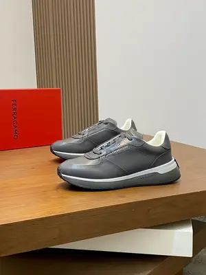 出廠【實價】🏃‍♂️🏃‍♂️菲拉格慕Ferragam 新款男士休閒運動鞋原版設計。這款鞋採用進口牛皮配透氣條紋布鞋面，內裡本染小牛皮 小牛皮鞋墊 上腳柔軟舒適透氣 配原盒全套包裝！看得見的細節和品質。