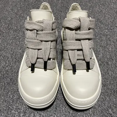 市售最高版本 Rickowens 瑞克 歐文斯 粗鞋帶 低幫高街休閒板鞋 原鞋開發 獨傢俬模大底 定製水染牛皮原版同織數鞋帶 針車間距都是極致還原 一比一規格禮盒裝 重達3斤以上 外加定製歐文斯保護盒 全套包裝及配件 高階零售專供品質 區別