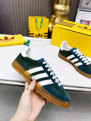 出廠價610 男+10  Adidas｜GUCCI🔥三葉草logo與標誌性三條杆為設計元素☘️將其與獨屬於的GUCCI 雙方選擇adidas originals經典鞋型 Gazalle為藍本，生膠鞋底搭載三葉草和GUCCI logo，蟒蛇