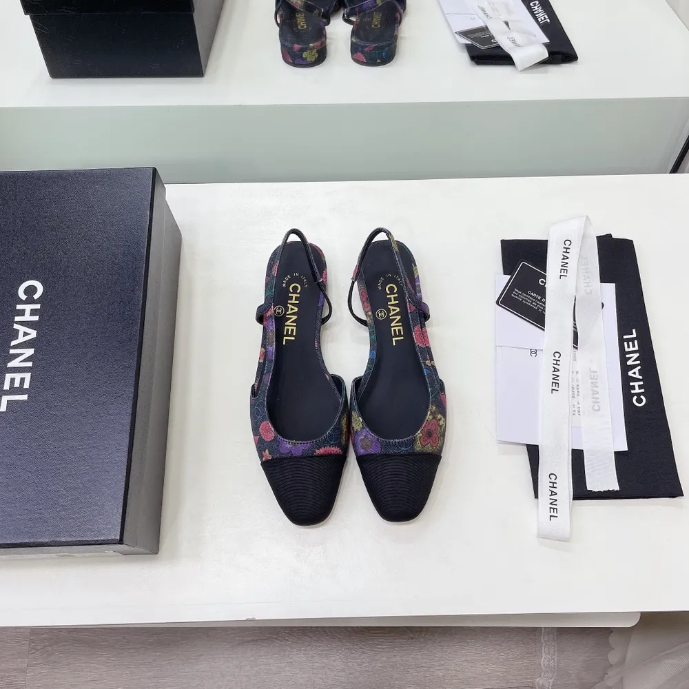 高版本p640 經典之作，代購級別 CHANEL 香奈兒最值得擁有的經典款 粗跟方頭拼色百搭高跟後空女涼鞋 材質:鞋面採用進口全粒面混種羊皮拼接真絲綢緞+內裡混種羊皮+義大利進口牛皮底Size:35–39 （34 40 41 42 定做）