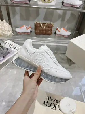 p710 上新ALEXANDER MCQUEEN/亞歷山大麥昆 2024春夏男Sprint運動情侶款 鞋側面飾有時尚個性字母seal Logo組合雕花標誌 內裡網 牛皮墊腳，原版開模透明氣墊底  精美全套包裝 另配有一幅鞋帶 35-45