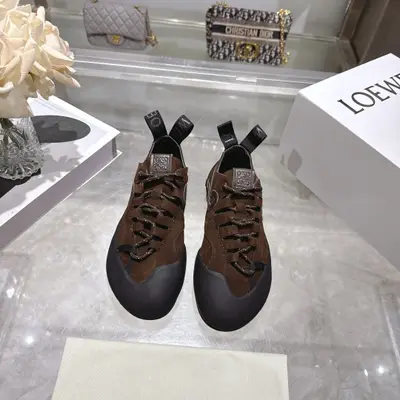 2025年春夏LOEWE羅意威全新阿甘跑鞋現以全新配色呈現，領略該品牌的精湛製作工藝，鞋底設計新穎，防踢防滑，年度最舒適的暴走鞋，無原版不開發，原版1:1複製。