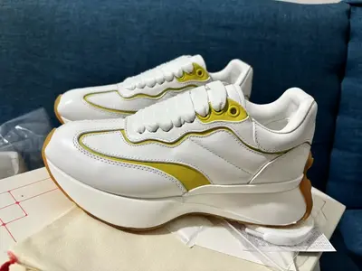 官網同步ALEXANDER MCQUEEN/亞歷山大麥昆 2024春夏男Sprint運動情侶款 原版大底開模 大底外側Logo標誌 全皮工藝 內裡水染羊裡 牛皮墊腳，不脫層不褪色，最新精美全套包裝 另配有一幅鞋帶 男女35-40 男39-4