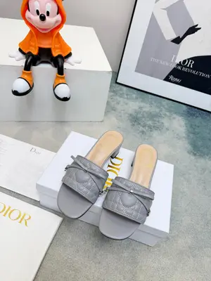 春夏新款Dior D-Lane 迪奧中跟拖鞋，經典風格。黑色牛皮革鞋面展示5D電秀藤格紋圖案，飾以金色飾面金屬 CD扣標誌，彰顯時尚氣質。加墊皮革內底打造舒適的穿著體驗，簡約的設計便於穿脫，打造休閒的造型。