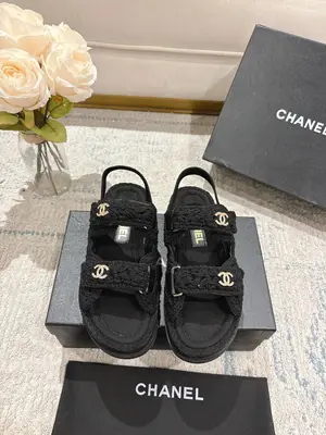 C家羊毛編織面魔術貼涼鞋 沙灘鞋💫頂級專櫃品質 每年必入的經典款之一！鞋面由特殊編織工藝製作，獨特的紋路更加彰顯質感和品味～所有材質都根據原版定製！原版開模五金扣！
