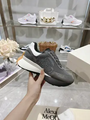 p710 ALEXANDER MCQUEEN/亞歷山大麥昆 2024春夏男Sprint運動情侶款 鞋側面飾有時尚個性字母seal Logo標誌 全皮十網面工藝 內裡羊皮 牛皮墊腳，不脫層不褪色，最新精美全套包裝 另配有一幅鞋帶 男39-45