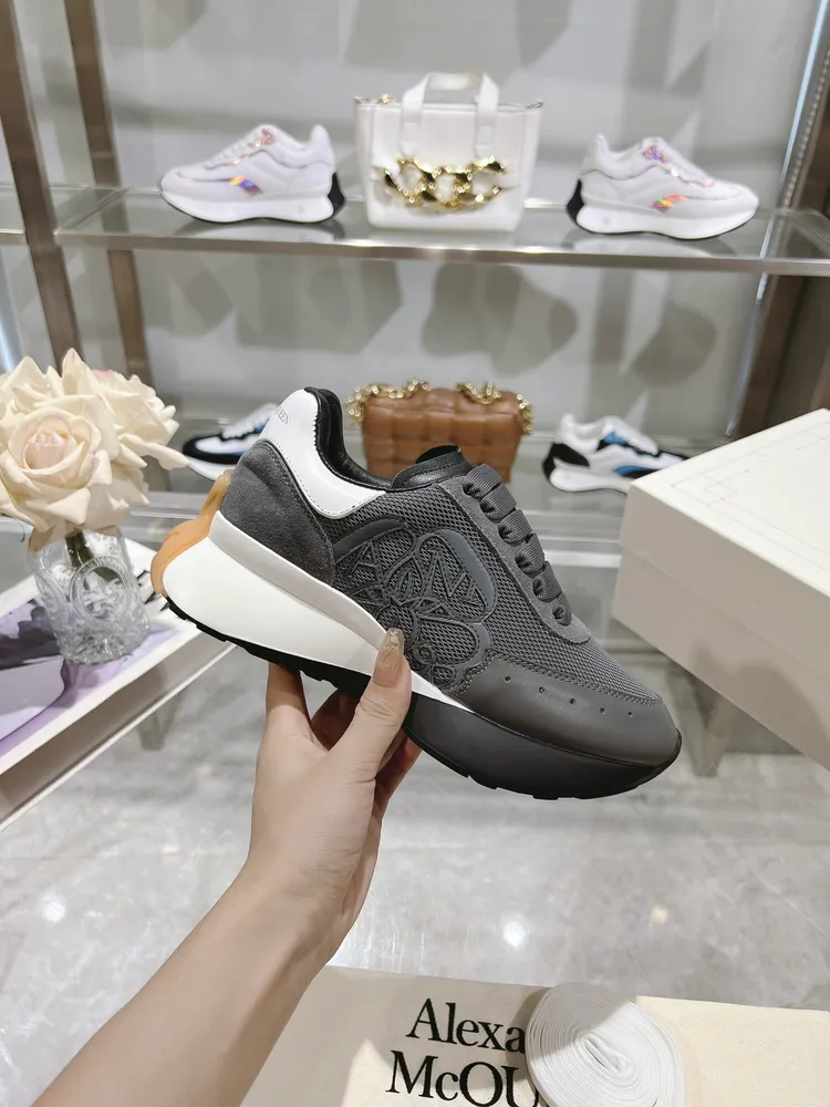 p710 ALEXANDER MCQUEEN/亞歷山大麥昆 2024春夏男Sprint運動情侶款 鞋側面飾有時尚個性字母seal Logo標誌 全皮十網面工藝 內裡羊皮 牛皮墊腳，不脫層不褪色，最新精美全套包裝 另配有一幅鞋帶 男39-45