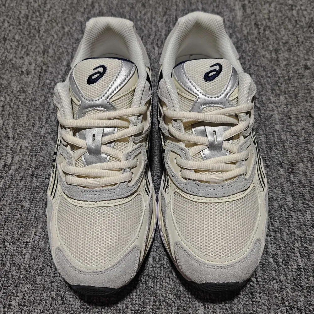 💰530  純原 Asics 亞瑟士 GEL-NYC 低幫運動休閒跑步鞋 1203A788-101 外貿平臺專供 大廠出品 細節到位 區別市面通貨 尺碼：36 37 37.5 38 39 39.5 40 40.5 41.5 42 42.5