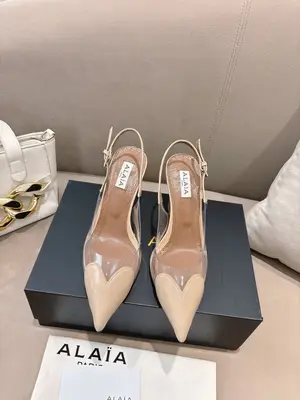P660 ALAÏA2026 春夏HighLove坡跟穆勒鞋 標誌性愛心鞋頭+透明PVC拼接，辨識度超高!漆皮與裸色透明材質結合，視覺輕盈，坡跟設計拉長腿部線條，穿著更穩
