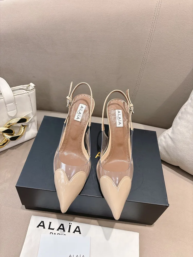 P660 ALAÏA2026 春夏HighLove坡跟穆勒鞋 標誌性愛心鞋頭+透明PVC拼接，辨識度超高!漆皮與裸色透明材質結合，視覺輕盈，坡跟設計拉長腿部線條，穿著更穩