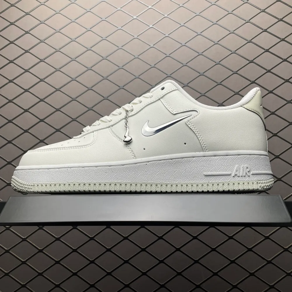 💰550 純原NK Air Force 1 Low 空軍一號低幫休閒板鞋 FH8540-100 原廠衝刀皮料切割乾淨 無任何毛邊 打造純正空軍 全掌內建蜂窩氣墊 原盒配件 原廠中底鋼印、拉幫完美 全套原楦原模傾力打造完美版型 尺碼：36 