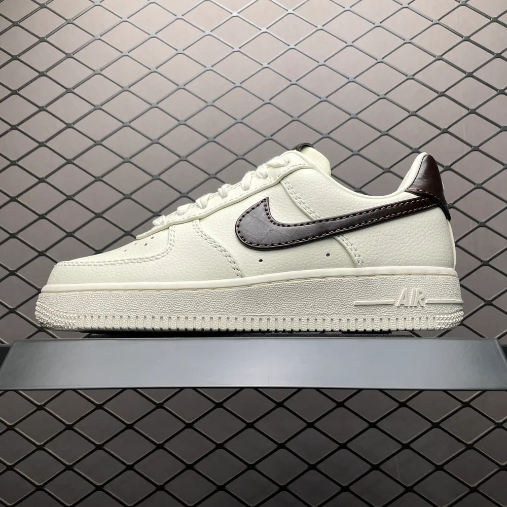 💰550 純原NK Air Force 1 Low 空軍一號低幫休閒板鞋 IH7332-001 原廠衝刀皮料切割乾淨 無任何毛邊 打造純正空軍 全掌內建蜂窩氣墊 原盒配件 原廠中底鋼印、拉幫完美 全套原楦原模傾力打造完美版型 尺碼：36 