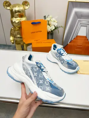 官網專櫃1比1製作，各大網紅明星走秀款，LV路易威登Run 55 運動鞋拼合網格面料、橡膠和粘膠等科技材質，搭配牛皮革材質，共同洋溢運動格調。Monogram 帆布後袢帶等標誌性元素傳遞品牌意趣。