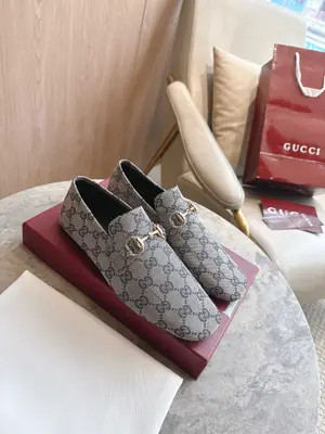8995-1 藍G¥670（35-42）2026春夏系列全新上市。這款設計以義大利語“男孩”命名，為經典Horsebit馬銜扣樂福鞋注入新極簡風尚。這款樂福鞋甄選纖細鞋底和反向縫製工藝——這種製鞋工藝提供柔軟、舒適和靈活的貼合感，鞋履甄選輕
