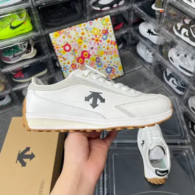 💰630＃總裁同源版 迪桑特 米色 DESCENTE CHRON RACER 舒適百搭 防滑耐磨 低幫 生活休閒鞋