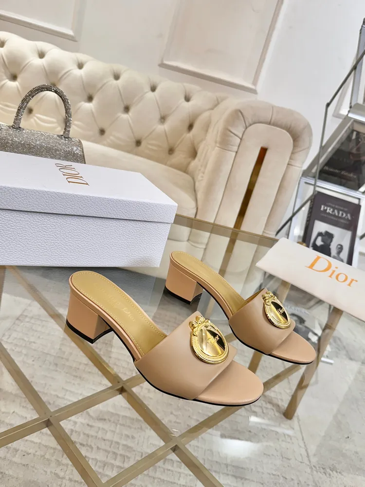 2026早春新款 Dior 牛皮面 羊皮內裡  跟高5.5cm   九色任選  碼數35-42  橡膠底出p580  真皮底+30