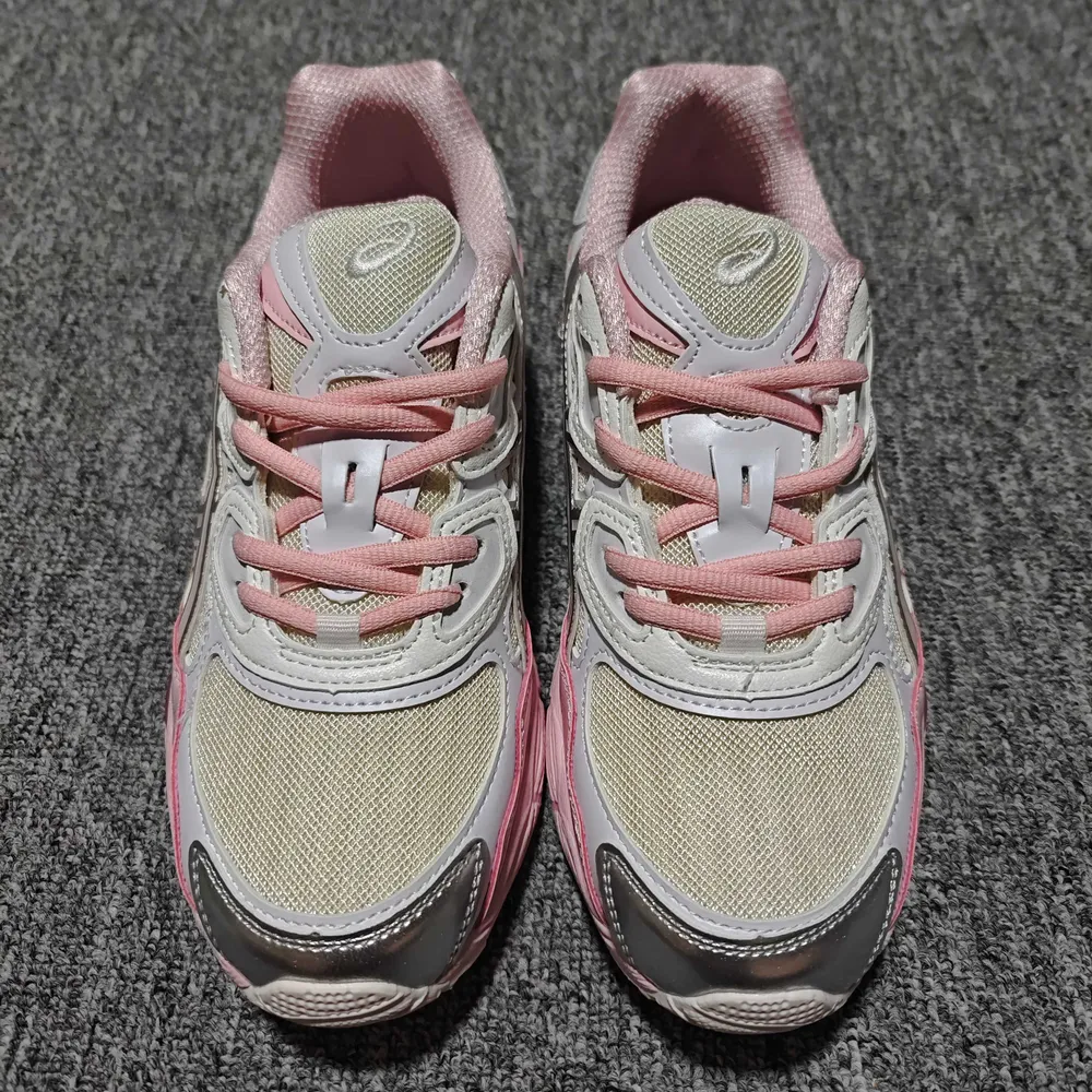 💰530  純原 Asics 亞瑟士 GEL-NYC 低幫運動休閒跑步鞋 1203A571-100 外貿平臺專供 大廠出品 細節到位 區別市面通貨 尺碼：36 37 37.5 38 39 39.5 40 40.5 41.5 42 42.5